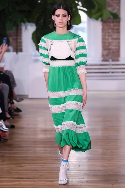 Look 18